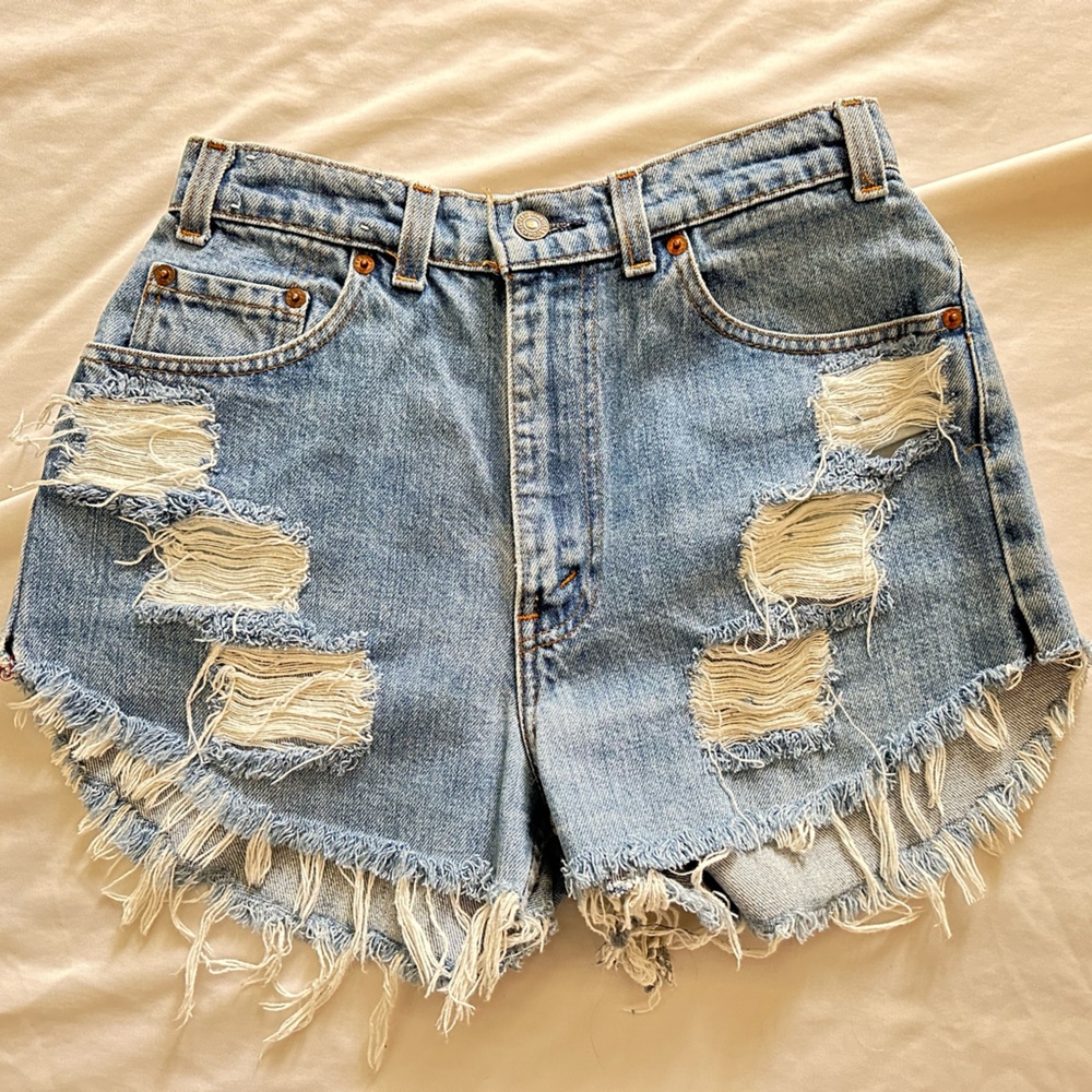 High rise Levi Short Distressed W24”